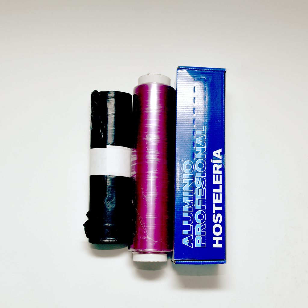 Disponemos de film transparente, papel de aluminio y bolsas de basura de alta resistencia, ideales para conservar alimentos, cocinar y gestionar residuos. Productos prácticos y funcionales tanto para el hogar como para negocios de hostelería, garantizando higiene y eficiencia en el día a día.