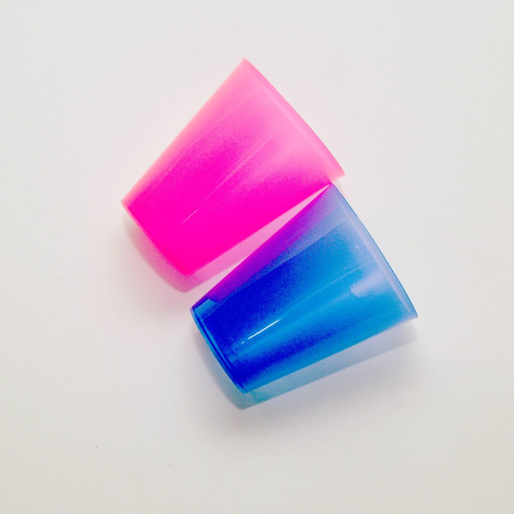 Vaso sidra reutilizable con capacidad de 480 c.c, ideal para bebidas frías y calientes. Disponible en varios colores vibrantes: transparente, azul, rosa, naranja y amarillo. Fabricado en material duradero, es una opción práctica y ecológica para uso en bares, eventos y hogares.